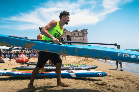 leoanrd_nika_durante_l_ultima_tappa_del_circuito_nazionale_fisw_surfing_w564_h375